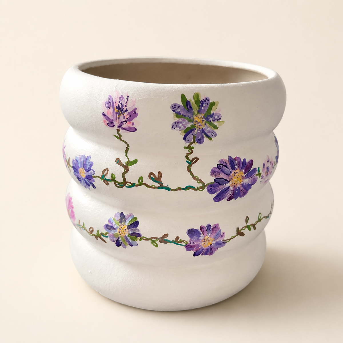 Rückansicht des Blumentopfs Blütentanz mit umlaufendem Blumenmotiv