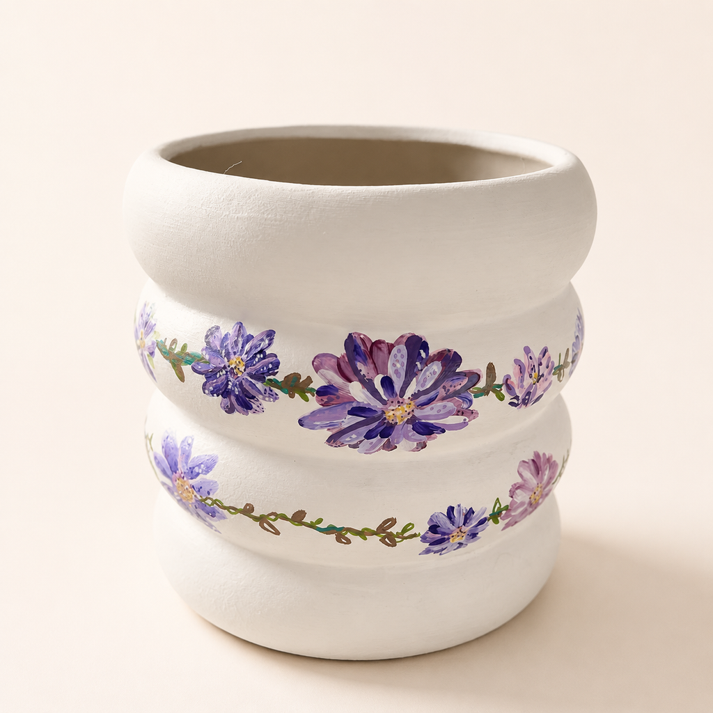 Handbemalter weißer Blumentopf Blütentanz mit violetten Blumen