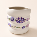 Handbemalter weißer Blumentopf Blütentanz mit violetten Blumen