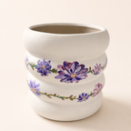 Handbemalter weißer Blumentopf Blütentanz mit violetten Blumen
