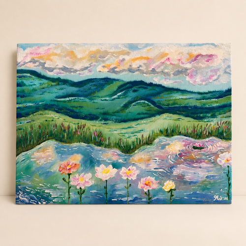 Handgemaltes Gemälde „Wo die Seele blüht“ mit grüner Berglandschaft, Blumenteich und pastellfarbenem Himmel