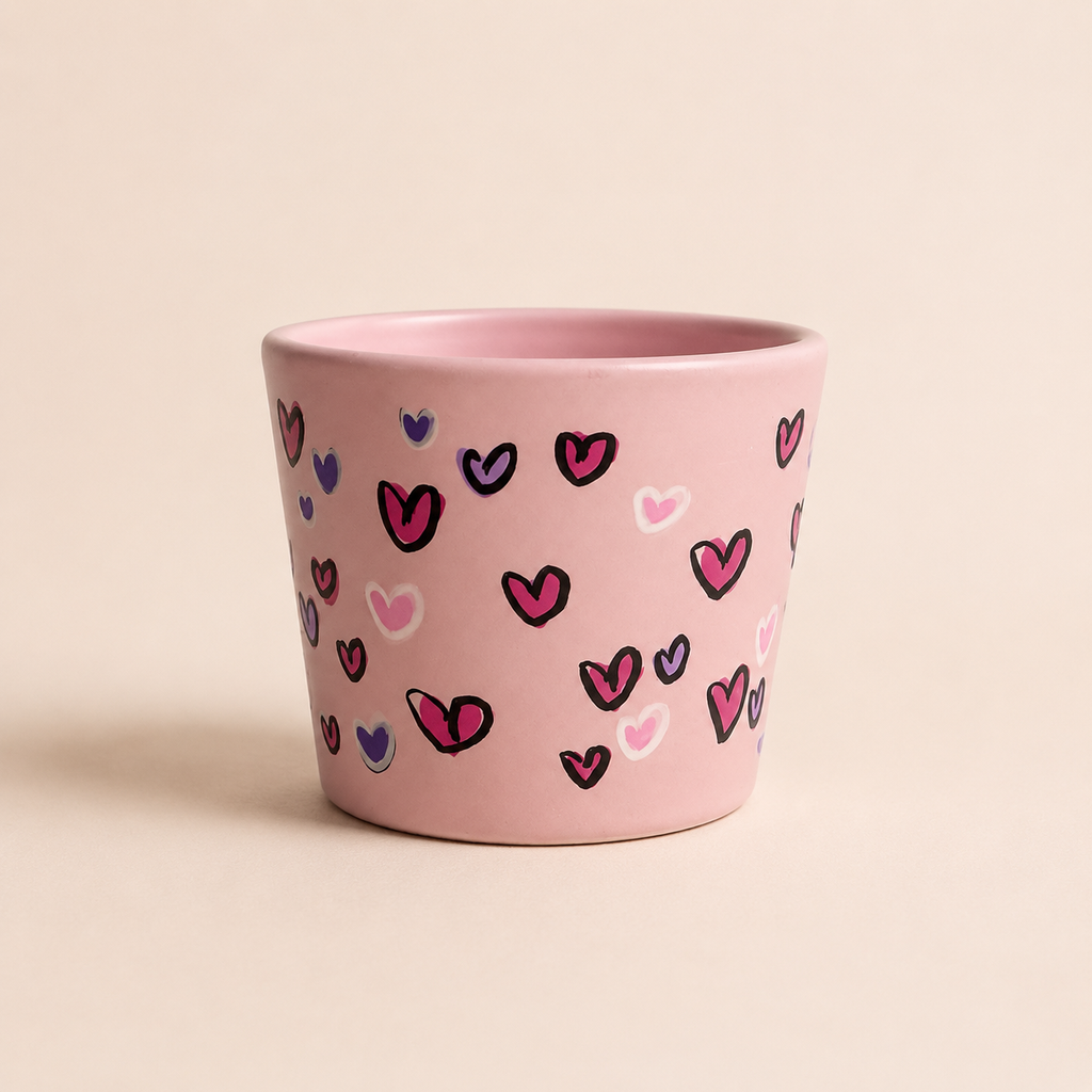Handbemalter rosa Übertopf mit bunten Herzmotiven
